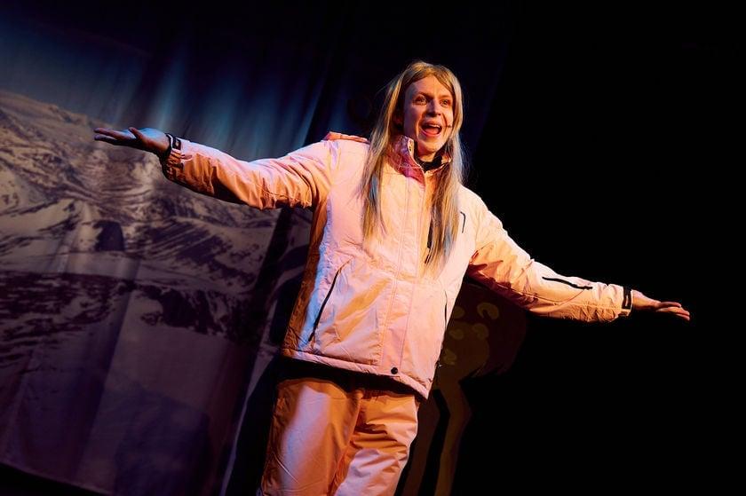 Gwyneth Goes Skiing gallery image 6